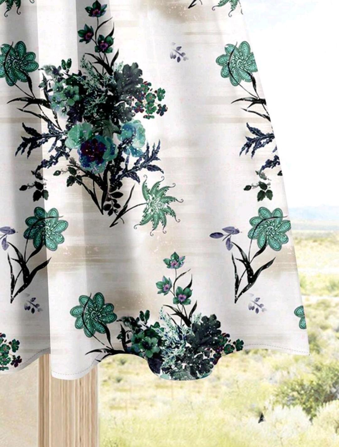 Detalle del estampado floral de la falda del conjunto turquesa medio