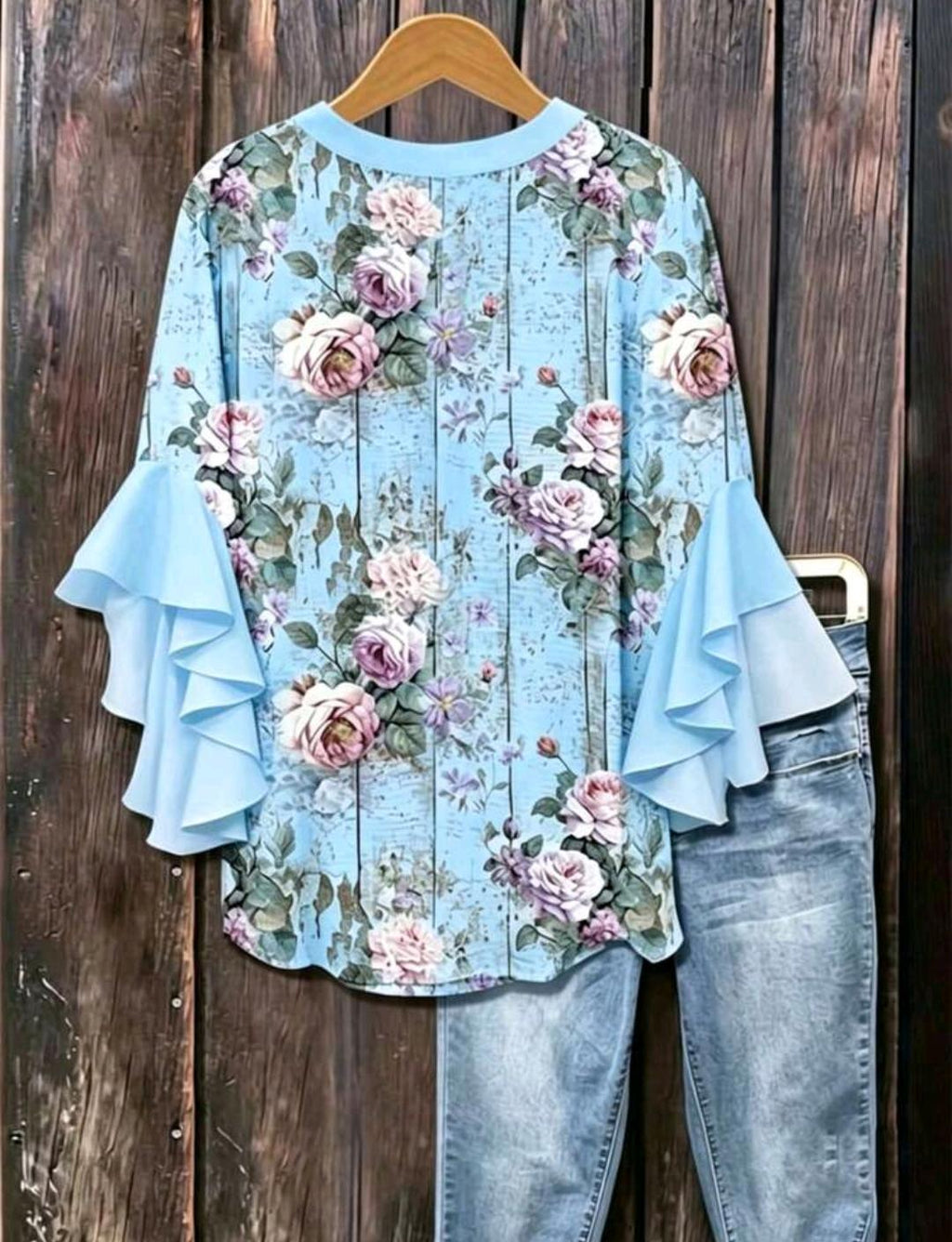 Blusa floral con cuello en V y mangas con volantes | Bajo pedido