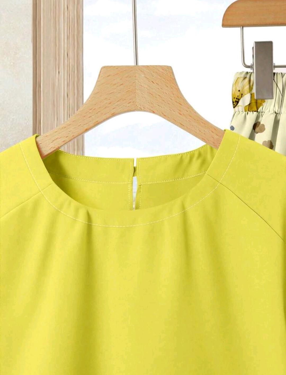 SHEIN LUNE 2 piezas Conjunto de top casual de unicolor + falda estampada para vacaciones y disfrutar del verano.