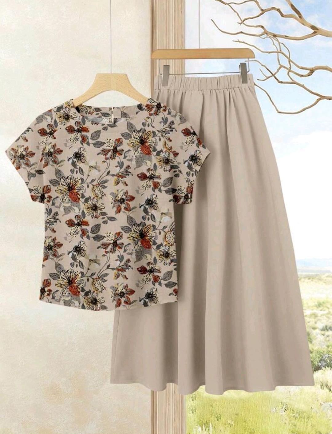 Conjunto de 2 piezas de falda unicolor + blusa con estampado floral.