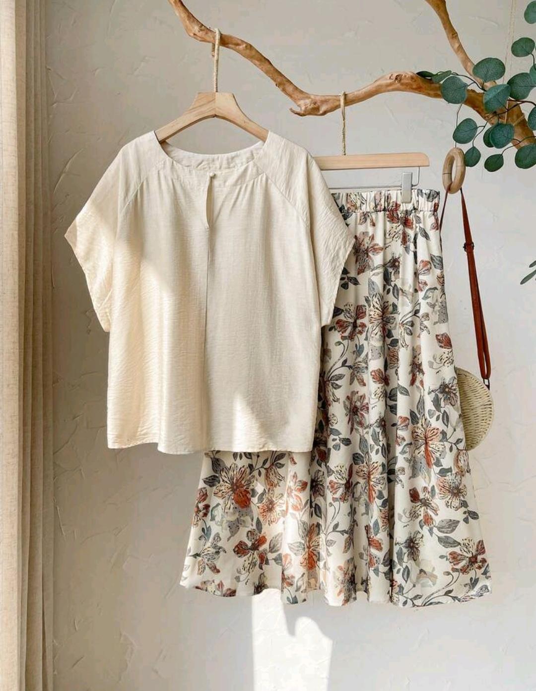 Conjunto de 2 piezas para mujer talla grande, beige, verano, para fiesta, invitada de boda y vacaciones, top casual liso holgado y falda con estampado floral, conjunto de ropa de vacaciones.