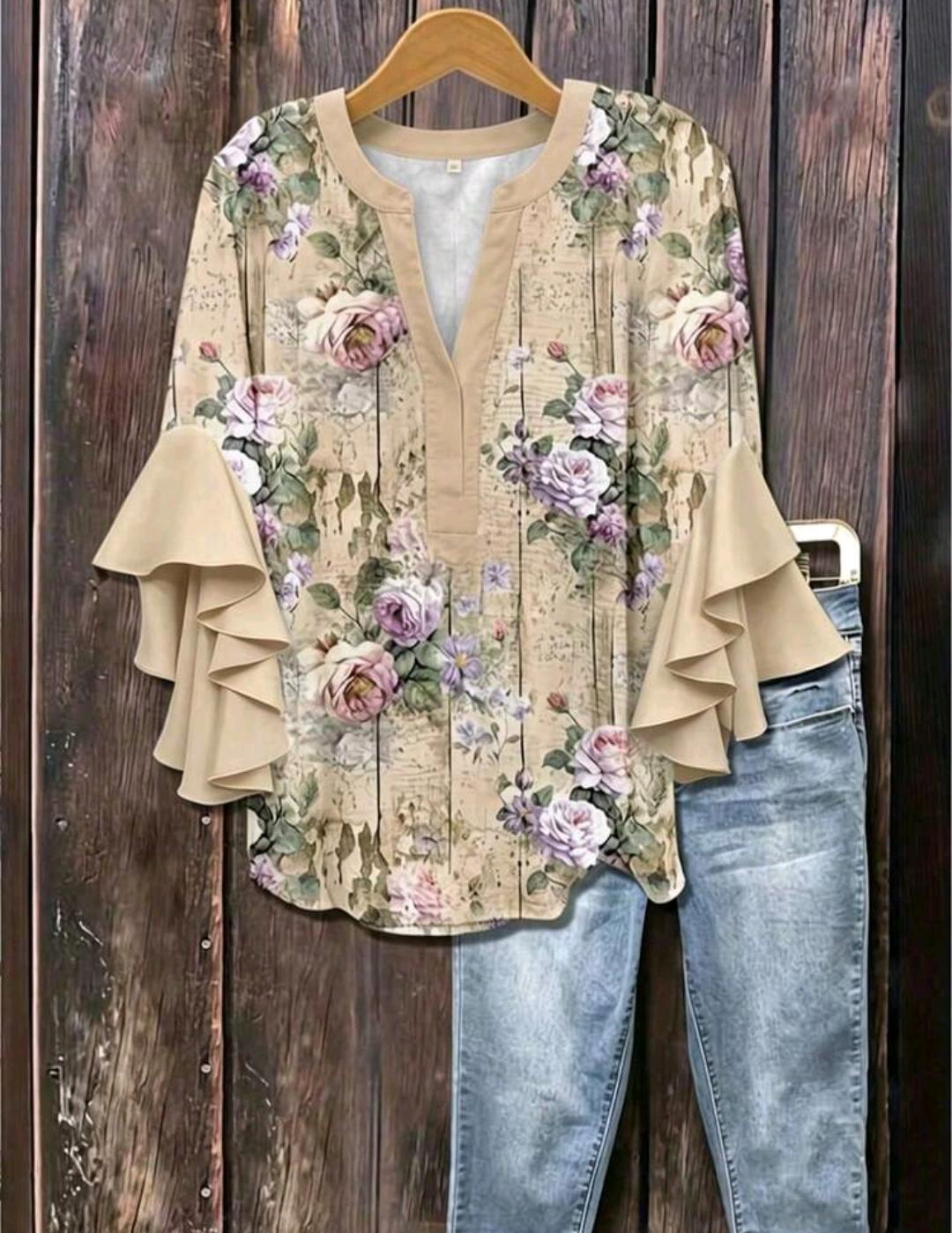 Blusa floral con cuello en V y mangas con volantes | Bajo pedido