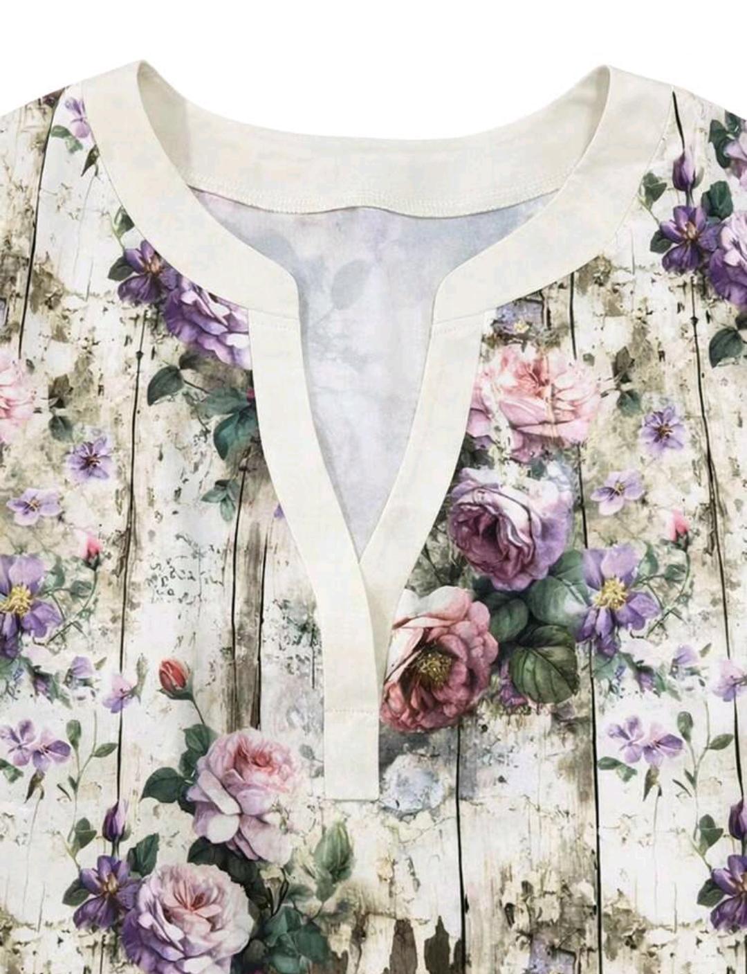 Blusa floral con cuello en V y mangas con volantes | Bajo pedido