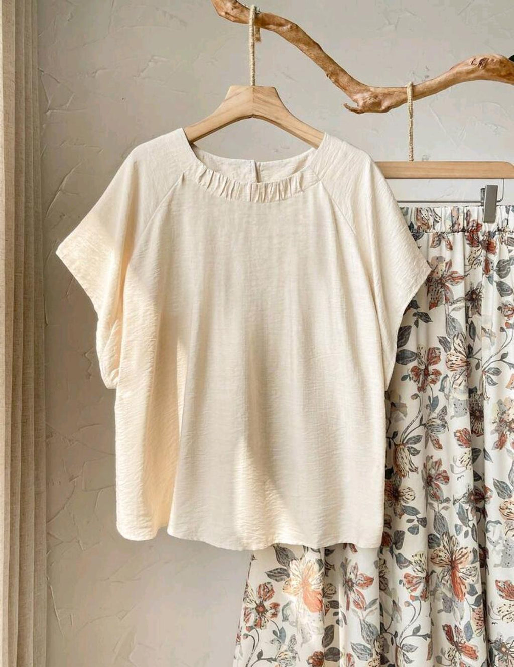 Conjunto de 2 piezas para mujer talla grande, beige, verano, para fiesta, invitada de boda y vacaciones, top casual liso holgado y falda con estampado floral, conjunto de ropa de vacaciones.
