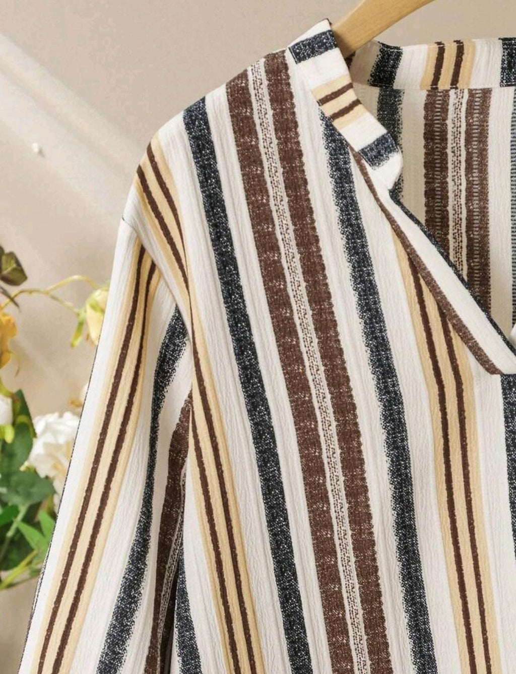 Conjunto informal de camisa de manga larga con estampado de rayas coloridas texturizadas y pantalones anchos de pierna ancha en talla grande, cómodo y holgado