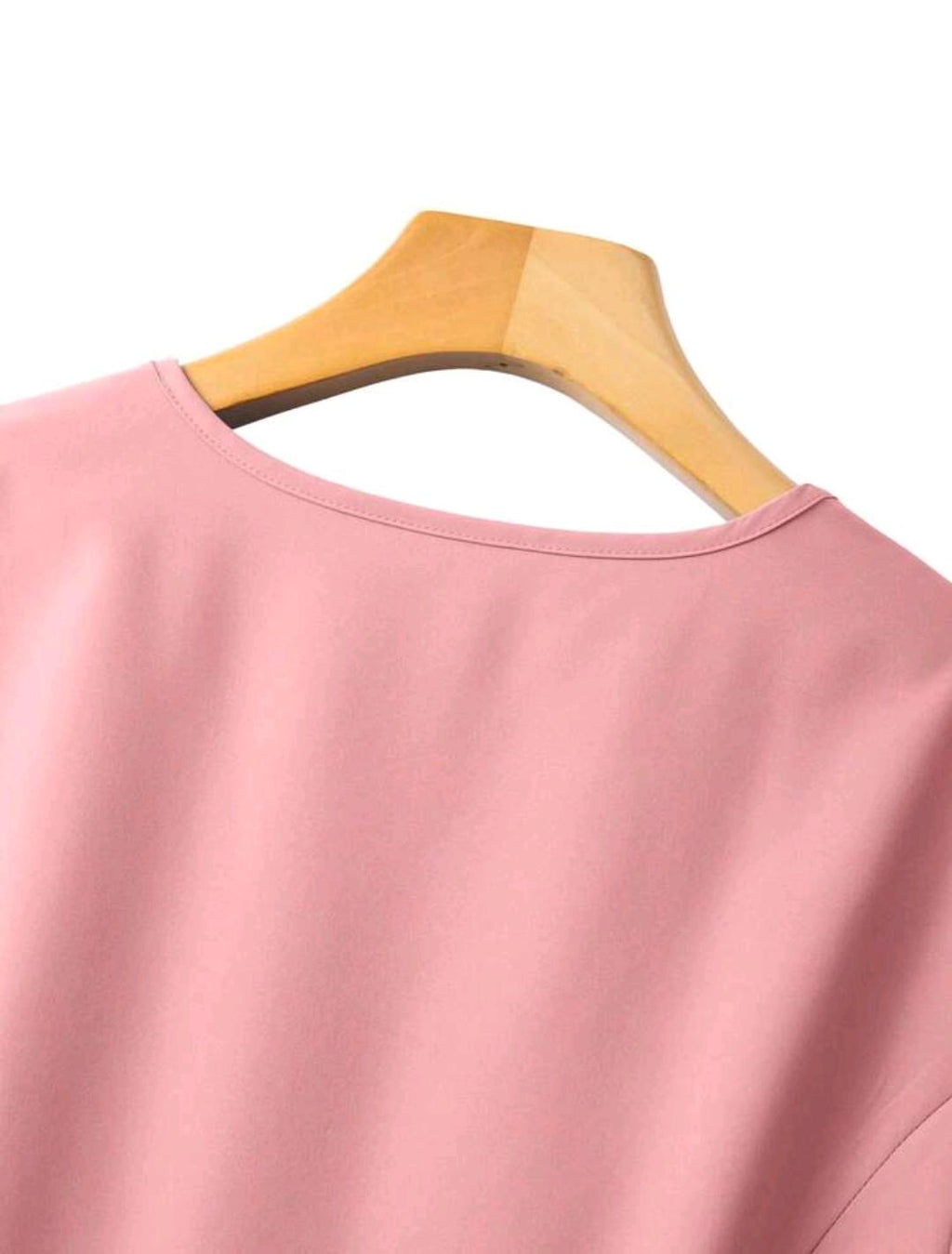 Hermoso set de 2 piezas de falda con estampado floral y blusa color rosa.