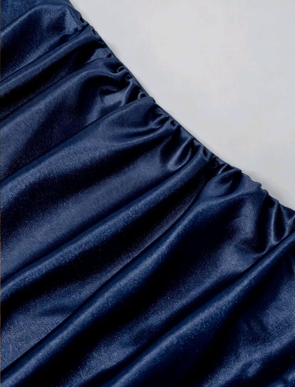 Vestido elegante con cuello halter y volantes | Bajo pedido