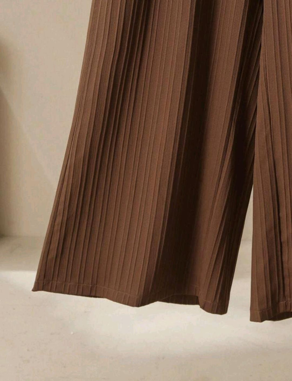 Conjunto informal de camisa de manga larga con estampado de rayas coloridas texturizadas y pantalones anchos de pierna ancha en talla grande, cómodo y holgado