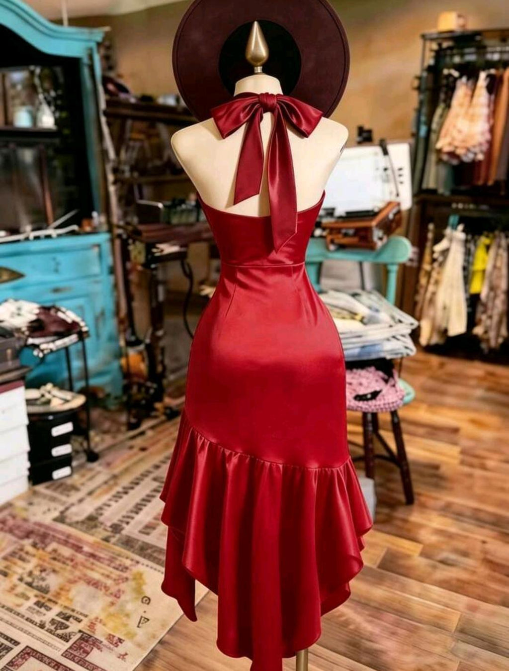 Vestido elegante con cuello halter y volantes | Bajo pedido