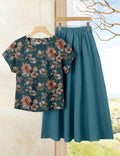 Conjunto de 2 piezas de falda unicolor + blusa con estampado de flores.