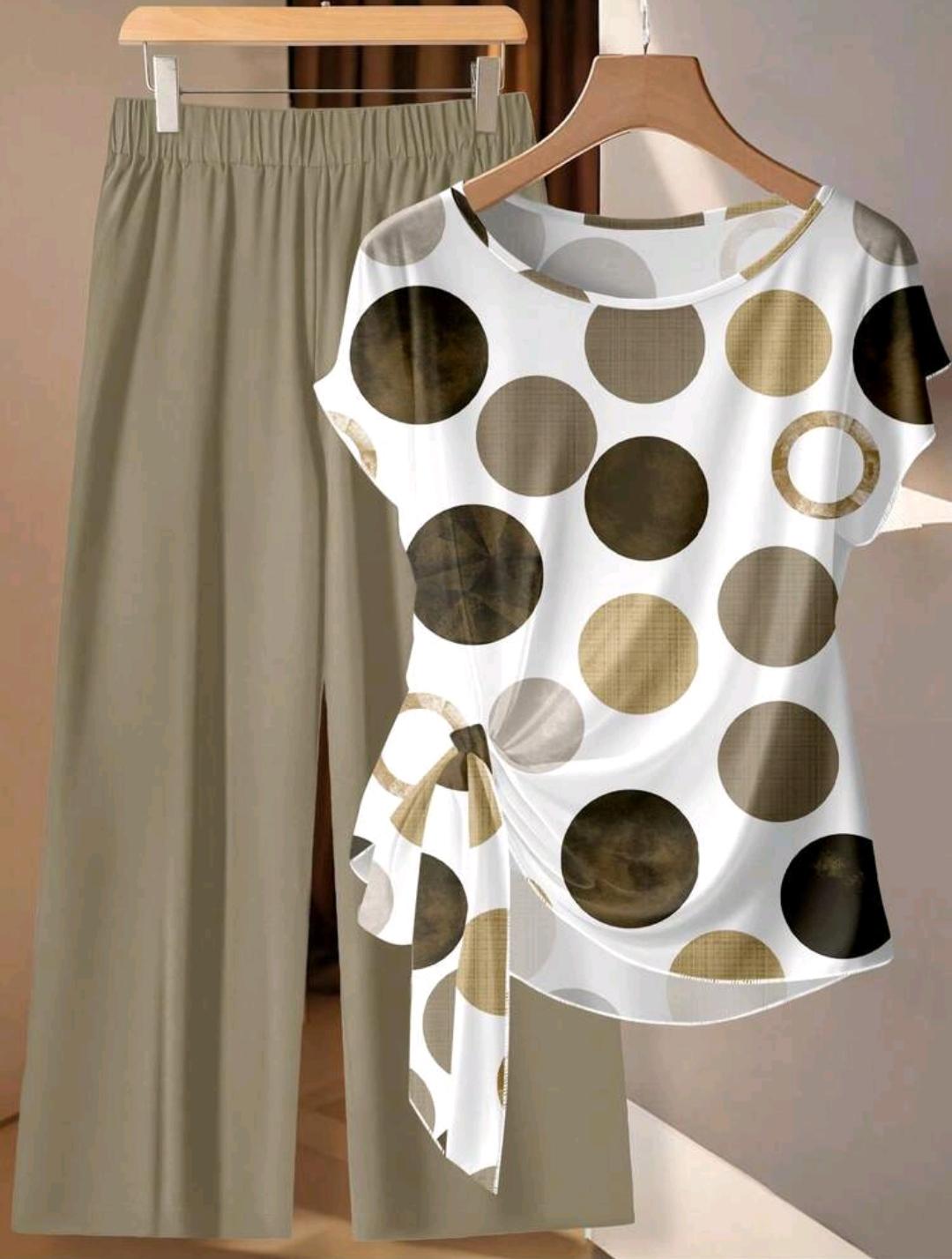 Conjunto de 2 piezas con blusa de lunares en todo el estampado con nudo delantero en color caqui minimalista y casual, combinada con pantalones rectos sueltos en beige, adecuado para vacaciones de primavera/verano