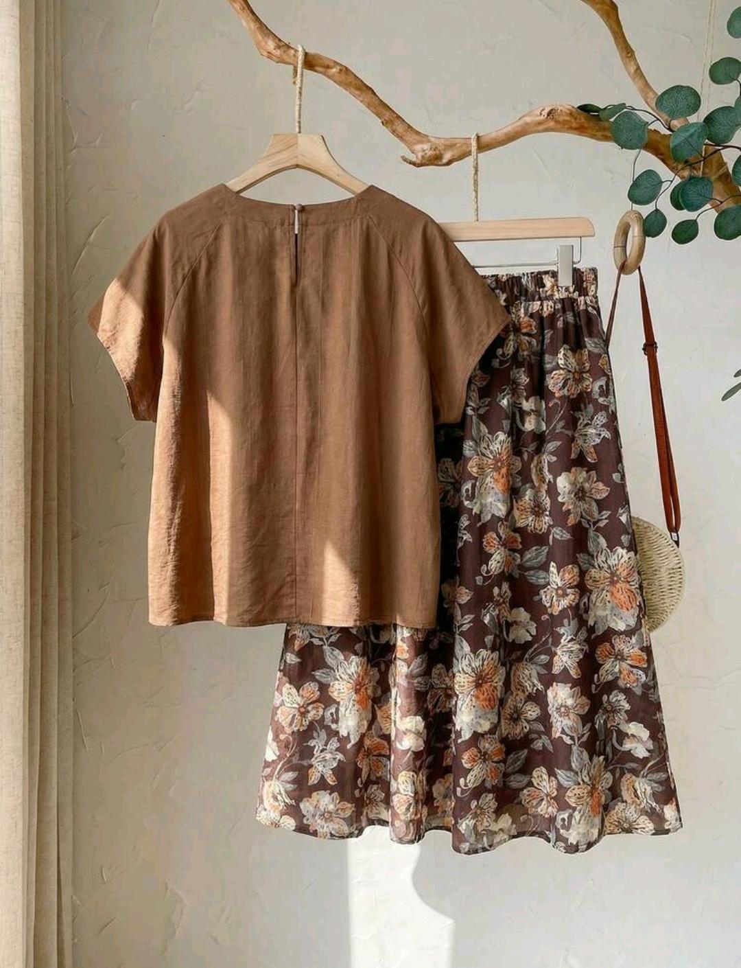 Conjunto de Falda Floral Vintage Marrón Chocolate Talla Grande, Conjunto de 2 Piezas para Mujer Otoño Picnic Vacaciones, Top Suelto de Cuello Redondo & Falda Estampada Atuendos de Vacaciones.