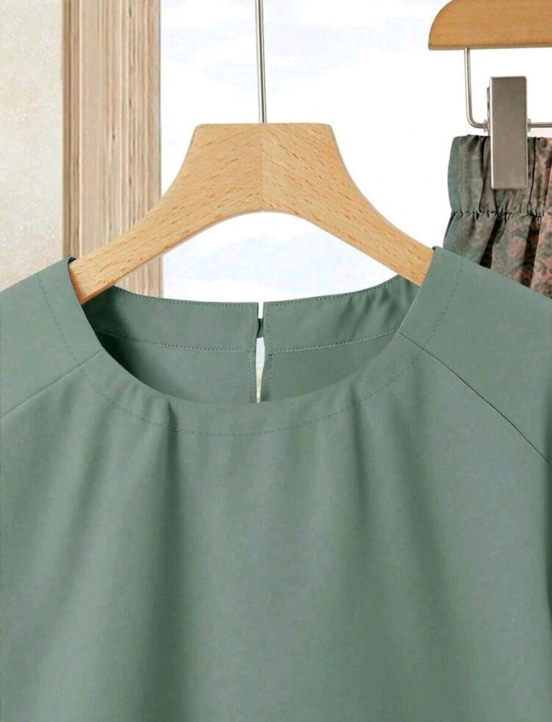 2 piezas Conjunto de top casual de unicolor + falda estampada para vacaciones de verano.