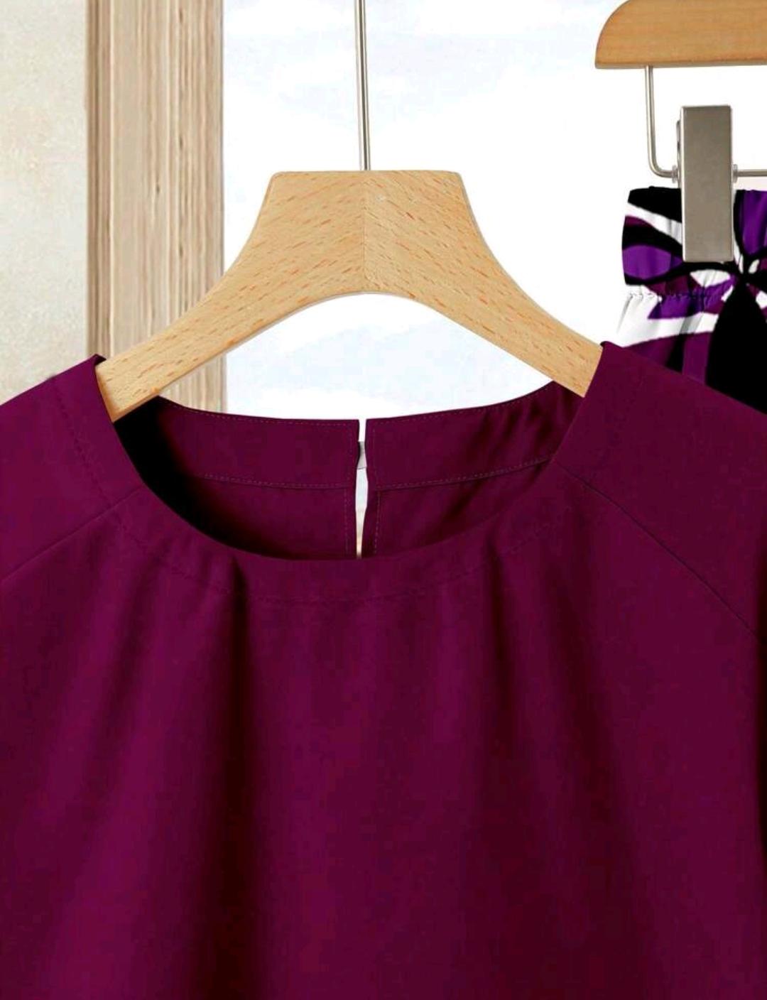 Conjunto de 2 piezas de falda con estampado y blusa color vinotinto