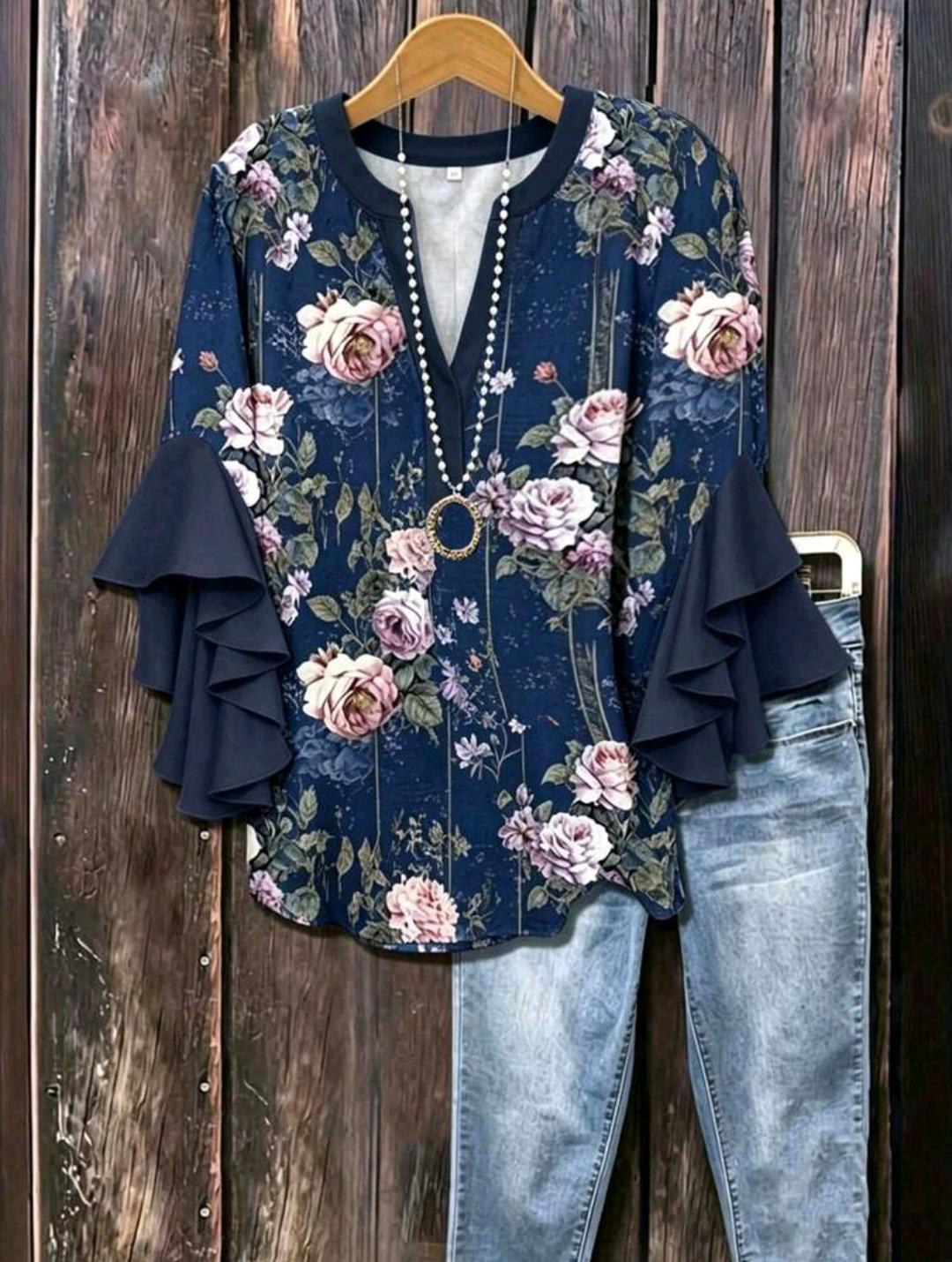 Blusa floral con cuello en V y mangas con volantes | Bajo pedido