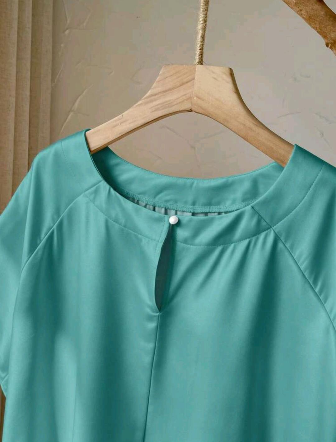 Conjunto de 2 piezas de blusa de manga raglán de unicolor y minifalda con estampado total, adecuado para vacaciones, talla grande para mujer.
