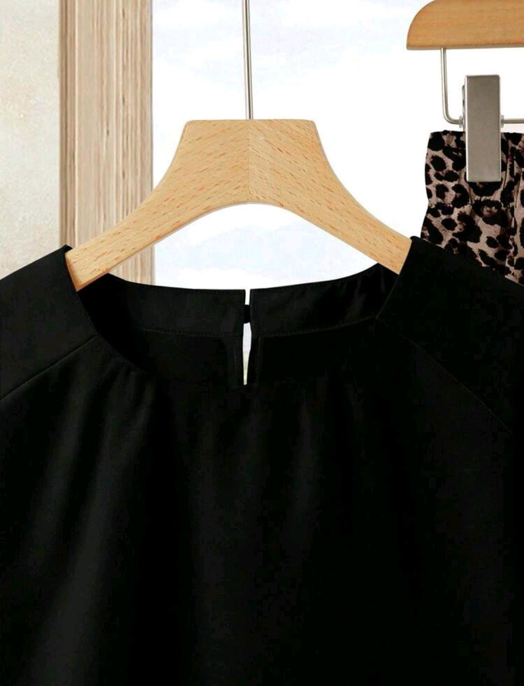 Conjunto de 2 piezas para mujer de blusa de color liso + falda estampada, atuendo de verano, blusa estampado estilo carnaval, casual para vacaciones, negro y beige, para uso diario y citas.