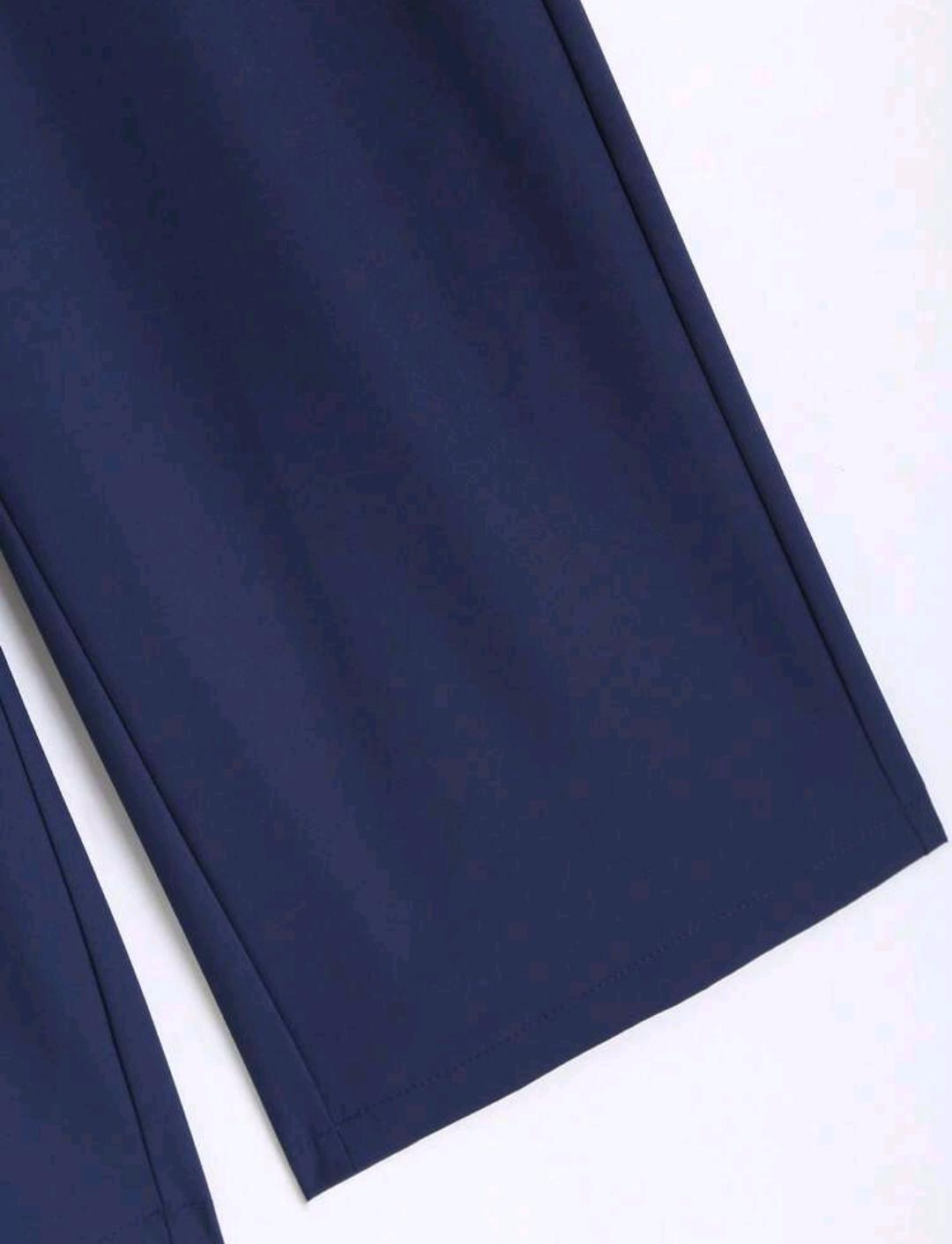 Conjunto Mar Azul de blusa estampada y pantalón de pierna ancha.
