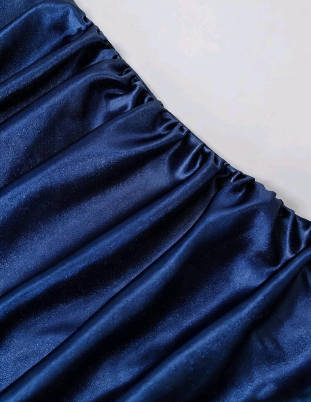 Vestido elegante con cuello halter y volantes | Bajo pedido