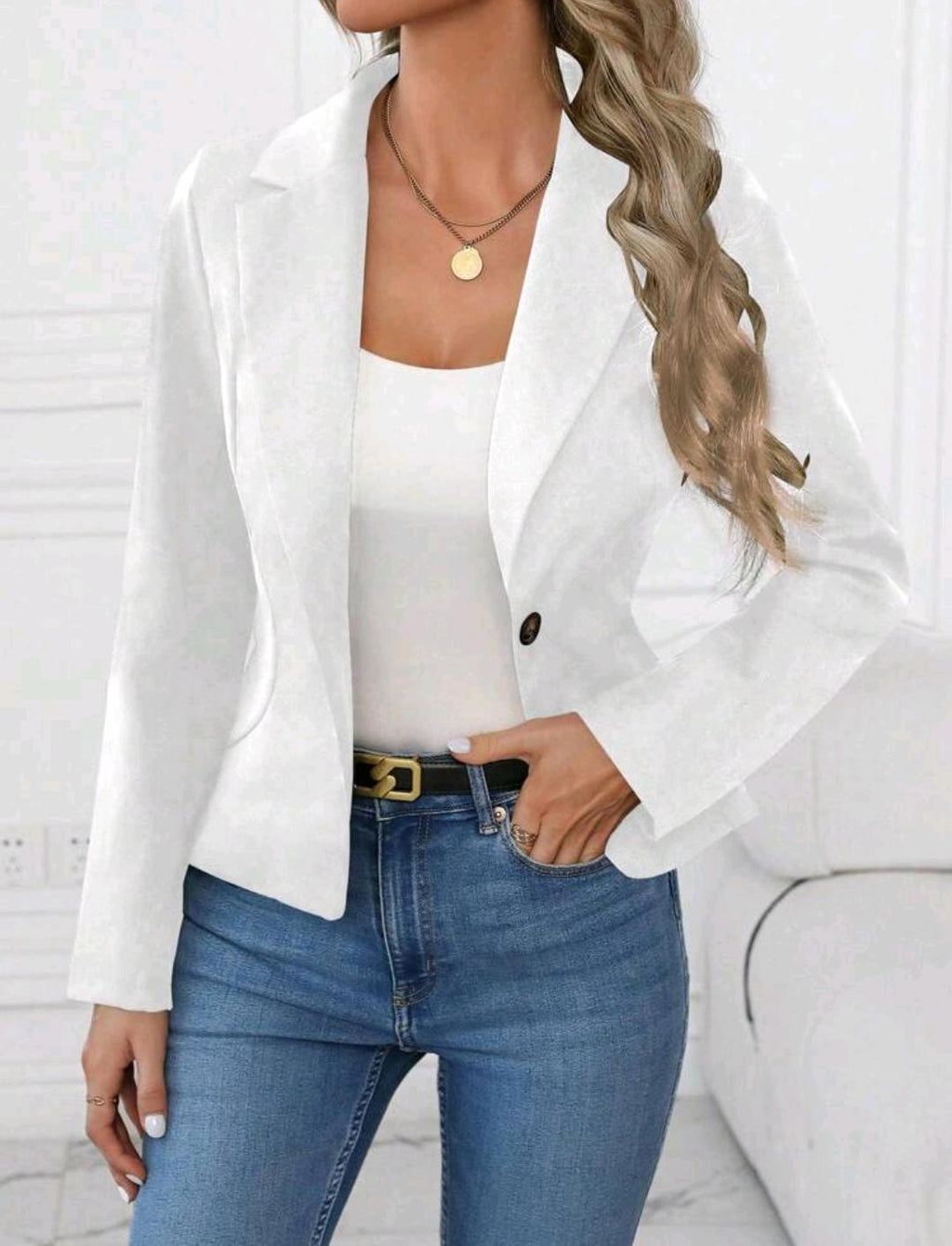 Blazer blanco con un botón