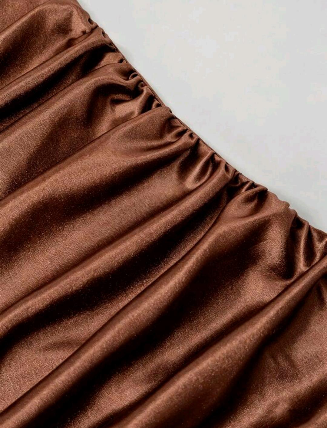 Vestido elegante con cuello halter y volantes | Bajo pedido