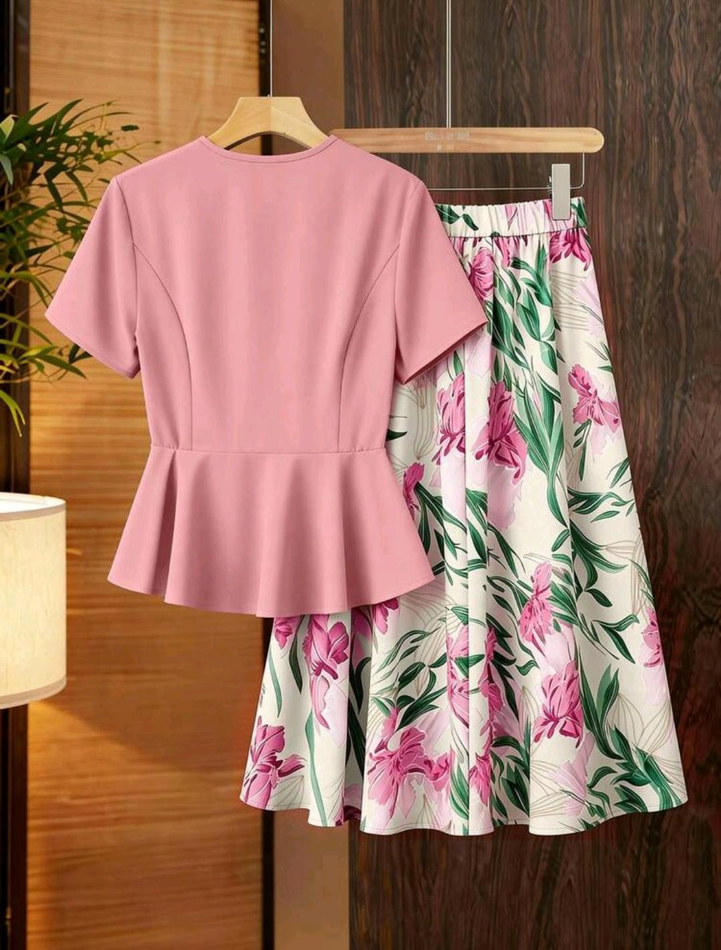 Hermoso set de 2 piezas de falda con estampado floral y blusa color rosa.