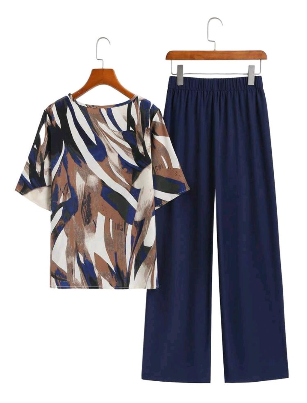Conjunto Mar Azul de blusa estampada y pantalón de pierna ancha.