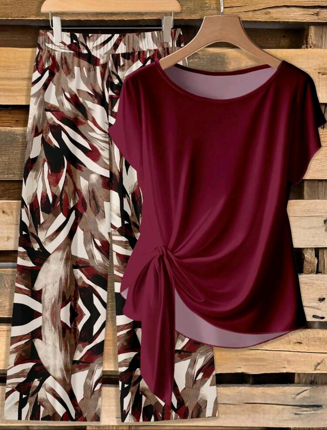Conjunto informal de dos piezas para mujer con pantalón de multicolor con estampado aleatorio y blusa de cuello redondo de manga corta en color burdeos