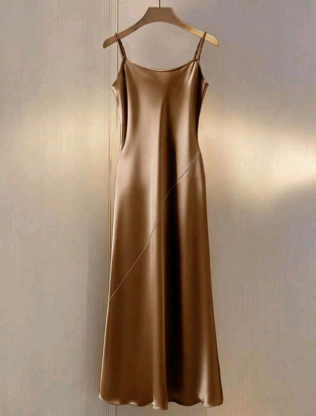 Vestido elegante de un solo color con tirantes finos para fiesta.