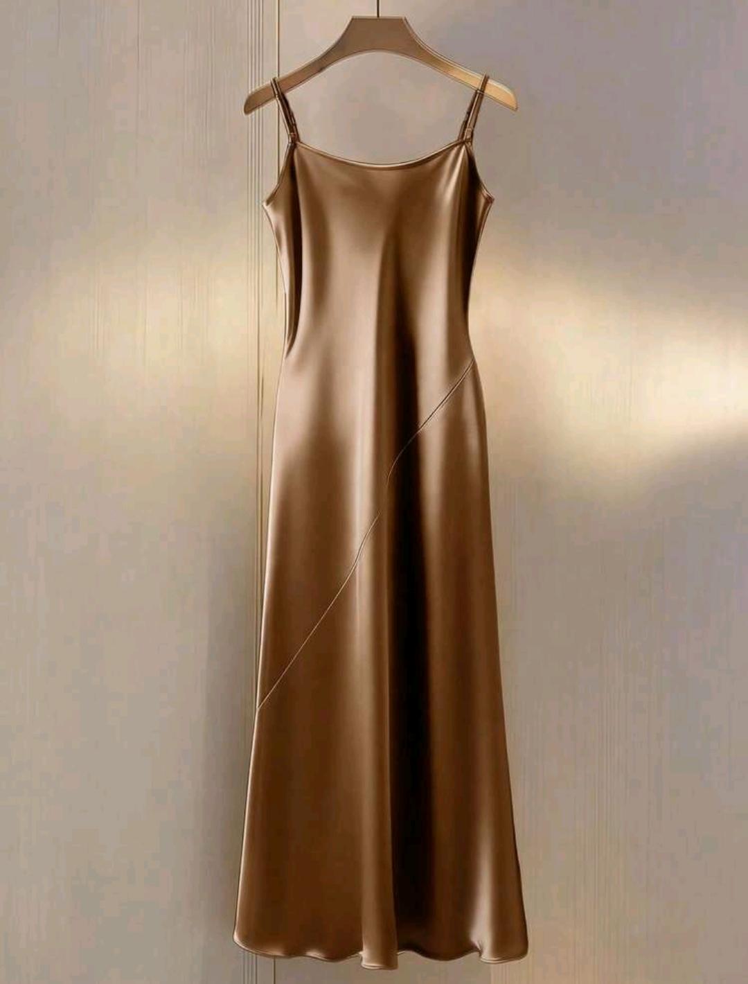 Vestido elegante de un solo color con tirantes finos para fiesta.