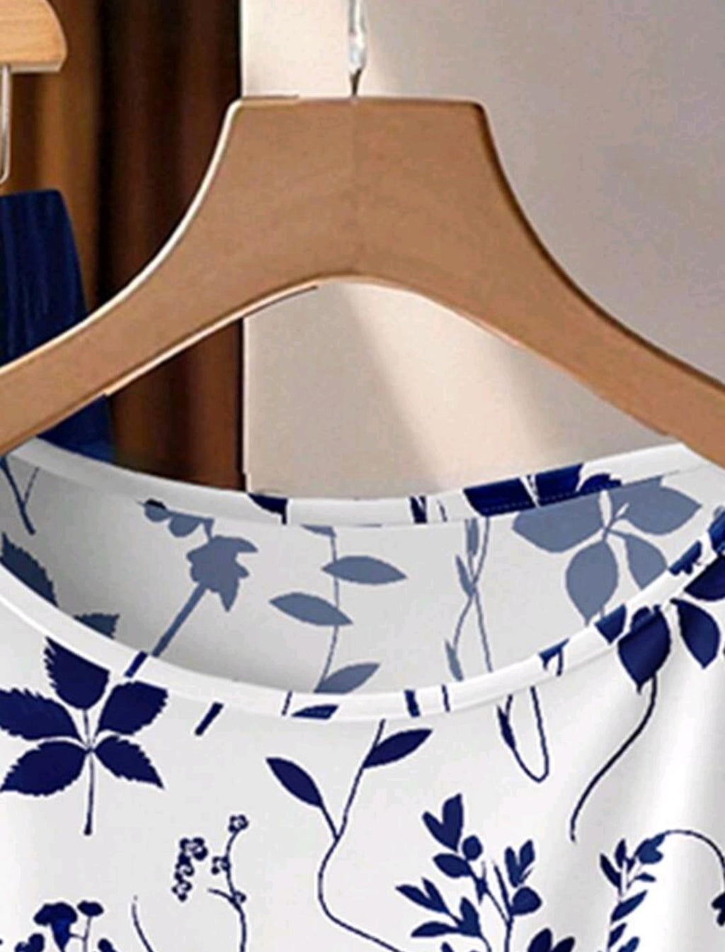 EMERY ROSE Conjunto de 2 piezas de camisa con nudo delantero y pantalones con estampado floral azul y blanco.