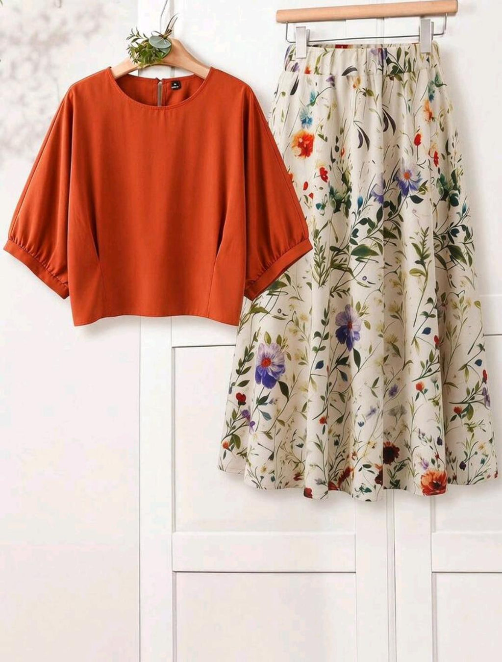 EMERY ROSE Conjunto de 2 piezas talla grande para mujer: Blusa de manga murciélago de unicolor y falda con estampado floral.