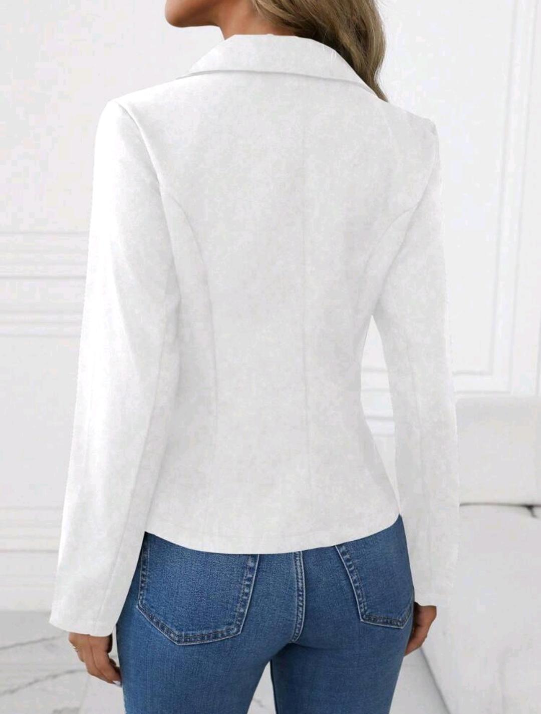 Blazer blanco con un botón