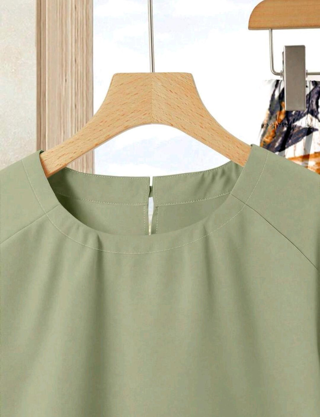 2 piezas Conjunto casual de verano para mujer con parte superior de unicolor + falda estampada.