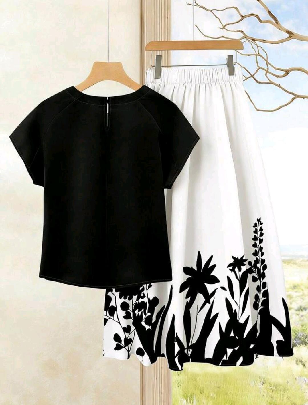 Conjunto informal de 2 piezas con blusa de cuello redondo de unicolor de manga corta y falda con estampado floral.