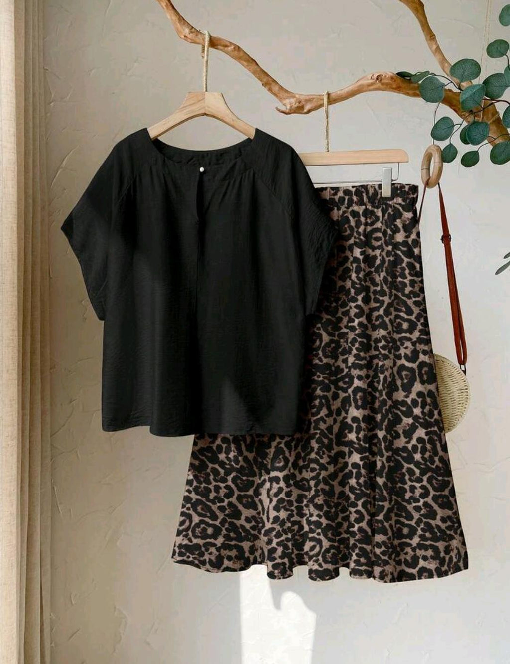 Conjunto de 2 piezas para mujer de top de color liso + falda estampada, atuendo de verano, top estampado estilo carnaval, casual para vacaciones, negro y beige, para uso diario y citas.