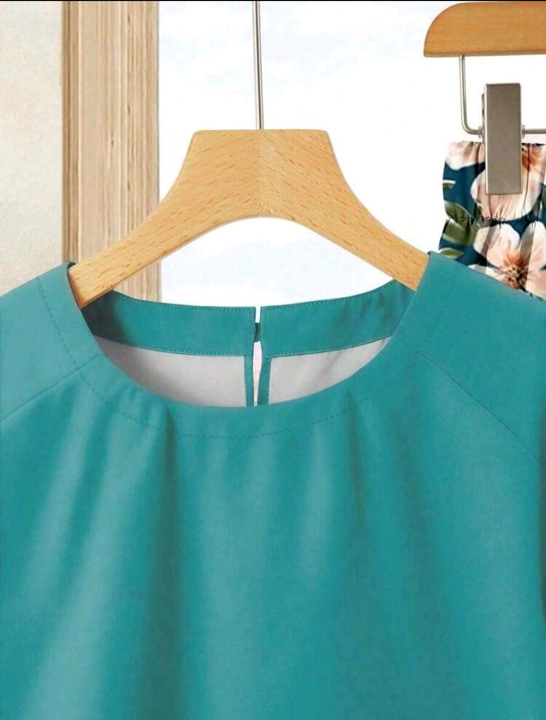 2 piezas Conjunto de blusa casual de unicolor + falda estampada para vacaciones, conjunto de ropa de verano para mujer.