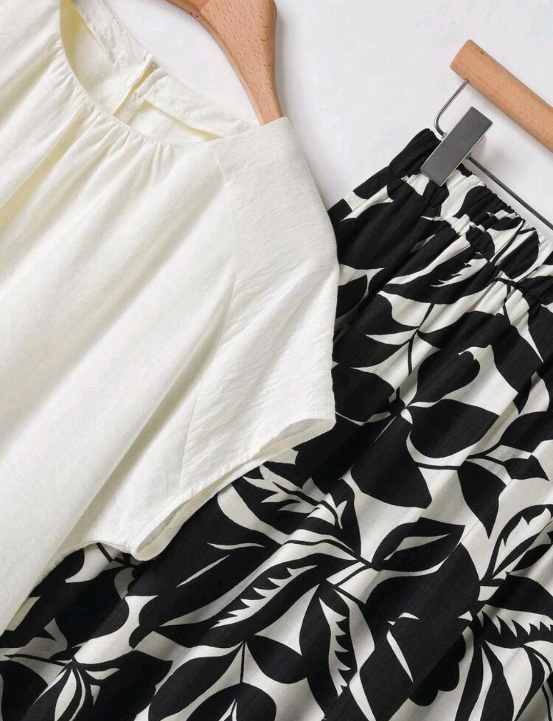 Conjunto de 2 piezas de blusa de manga corta de unicolor y falda con estampado floral para mujer.