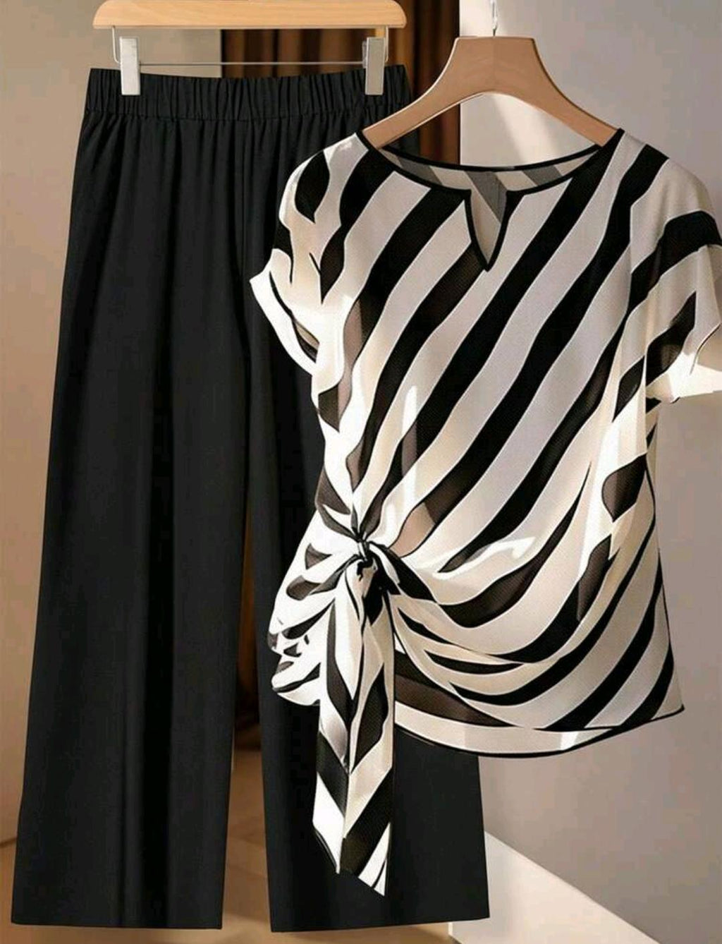 Conjunto casual de 2 piezas para mujer talla grande, top de manga corta con cuello en V, rayas y nudo delantero, y pantalones de pierna ancha.