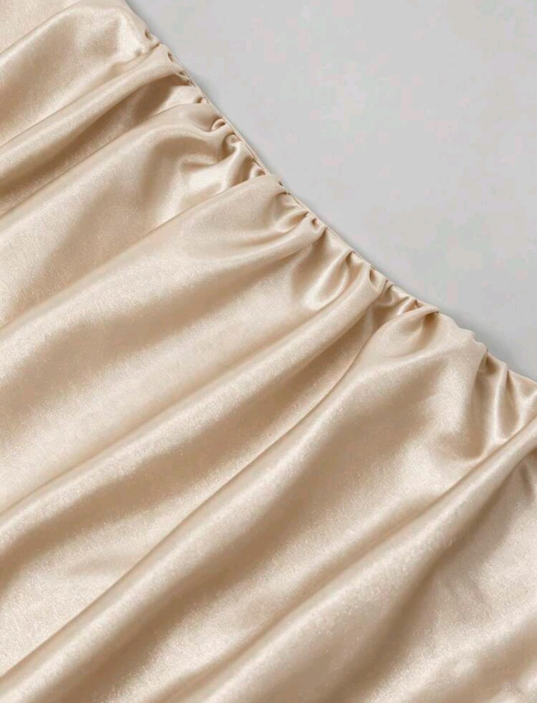 Vestido elegante con cuello halter y volantes | Bajo pedido