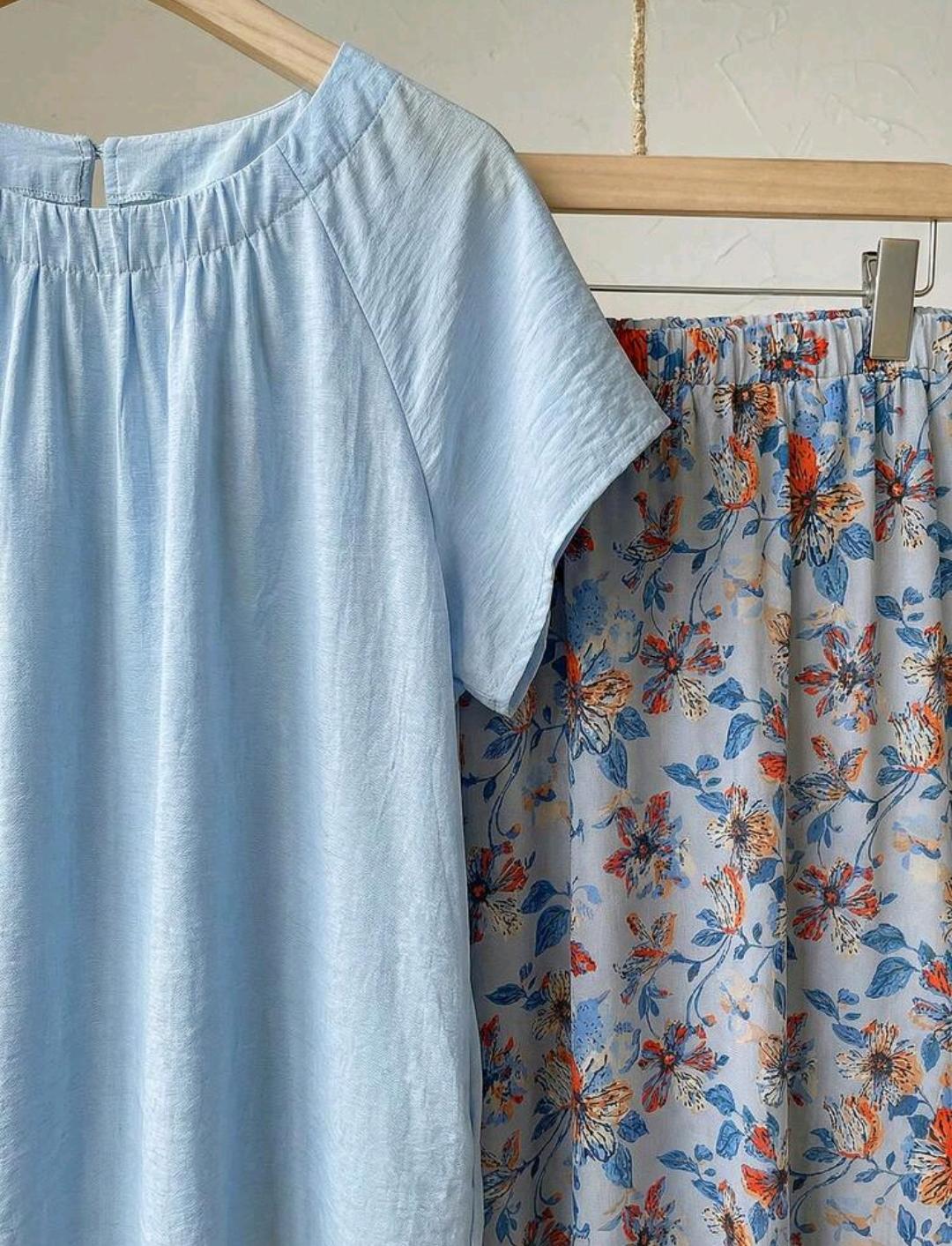 Conjunto de 2 piezas para mujer talla grande, top de manga corta plisado de color azul claro y falda con estampado floral, estilo bohemio de verano, para vacaciones, picnics y días festivos.