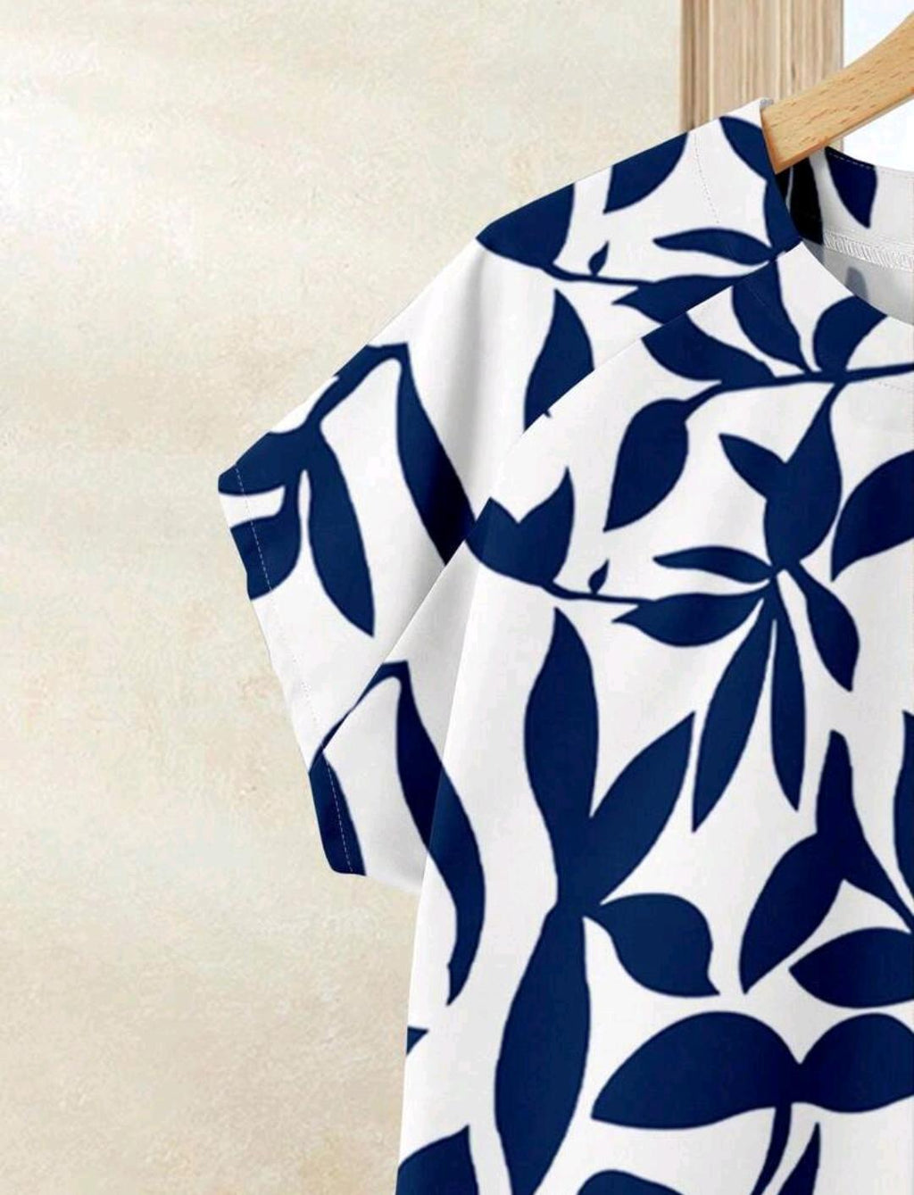 Set de 2 piezas: Blusa de manga corta con estampado de silueta de hojas y falda larga azul sólida a juego, conjunto de vestir de verano para vacaciones.