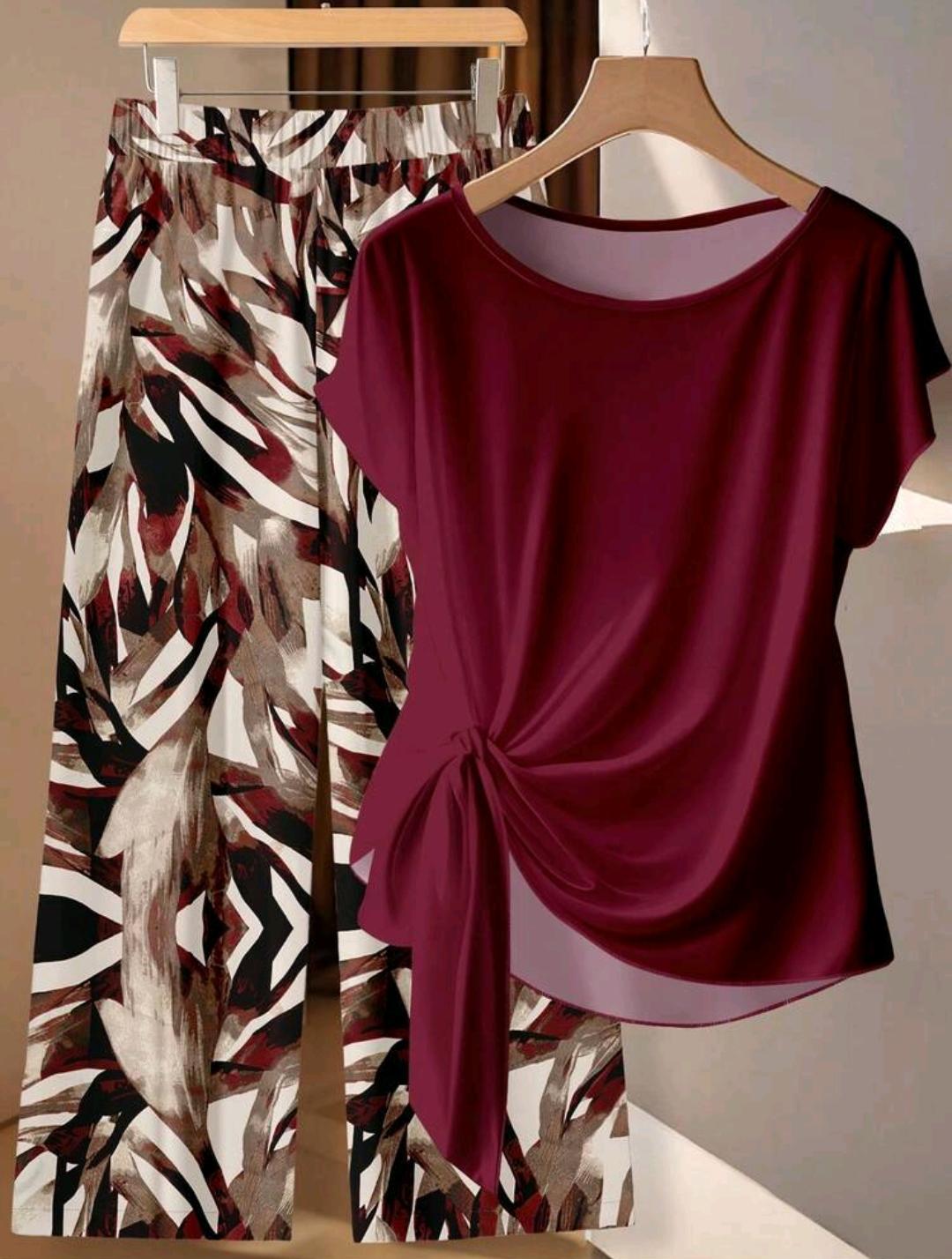 Conjunto informal de dos piezas para mujer con pantalón de multicolor con estampado aleatorio y blusa de cuello redondo de manga corta en color burdeos