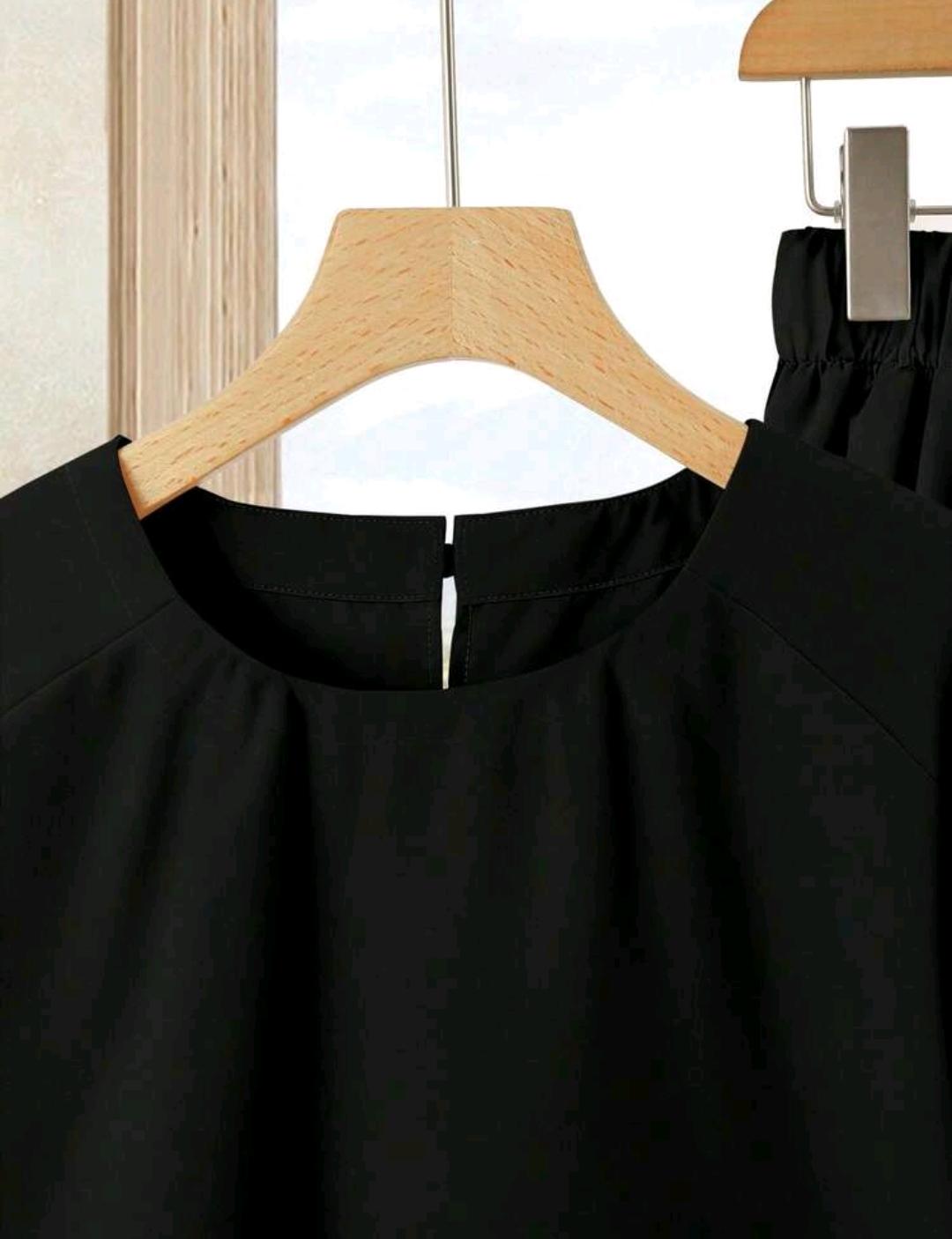 Conjunto de 2 piezas de blusa y falda.
