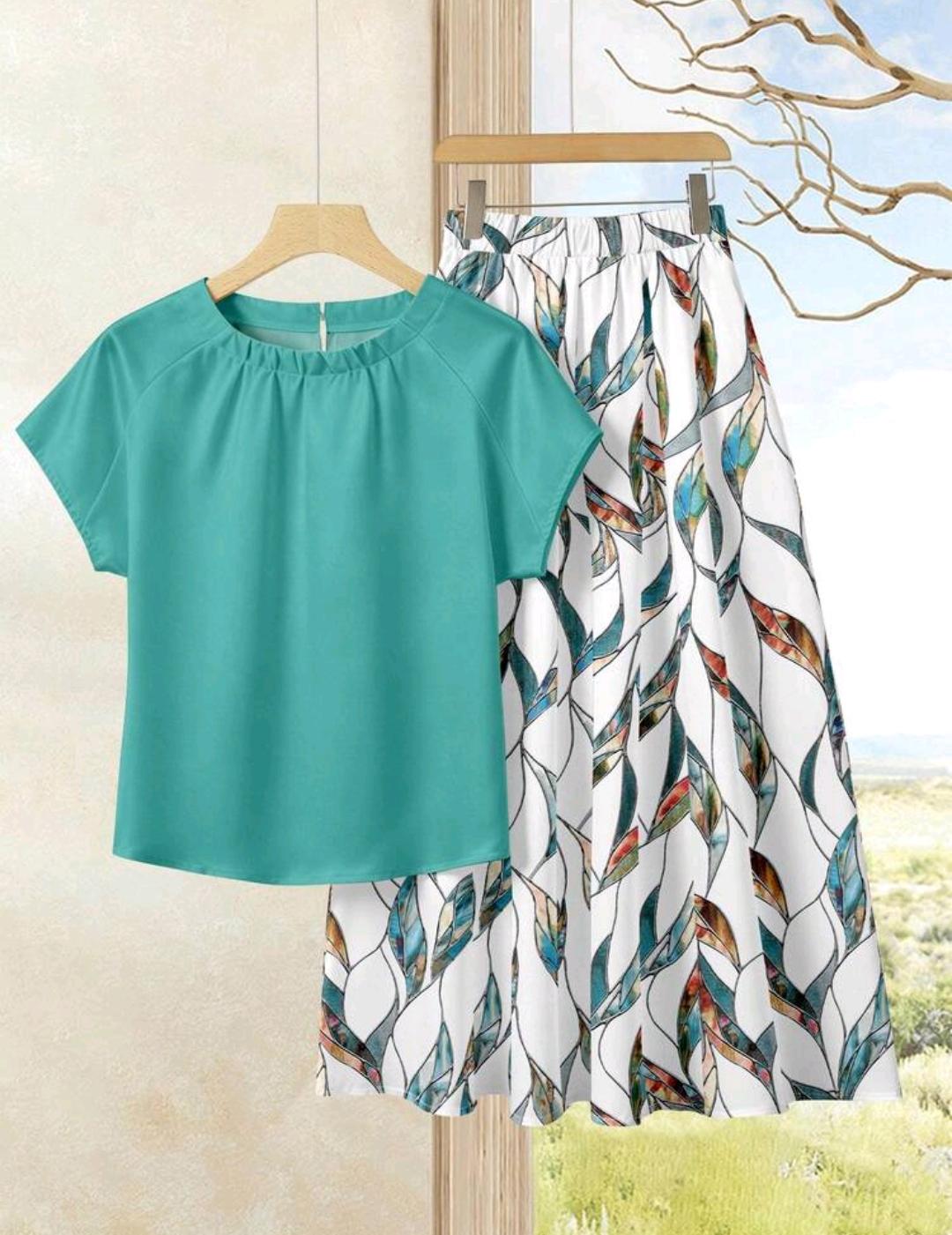 Conjunto de 2 piezas de blusa de manga raglán de unicolor y minifalda con estampado total, adecuado para vacaciones, talla grande para mujer.