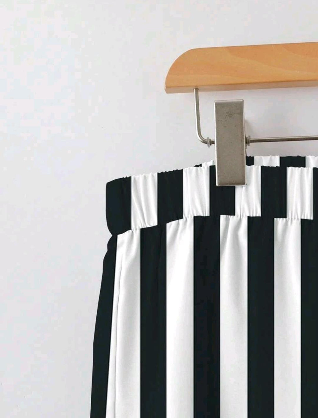 Conjunto casual de dos piezas incluye una blusa de talla grande de unicolor con cuello en V manga larga, y pantalones de pierna ancha estampados a rayas en blanco y negro.