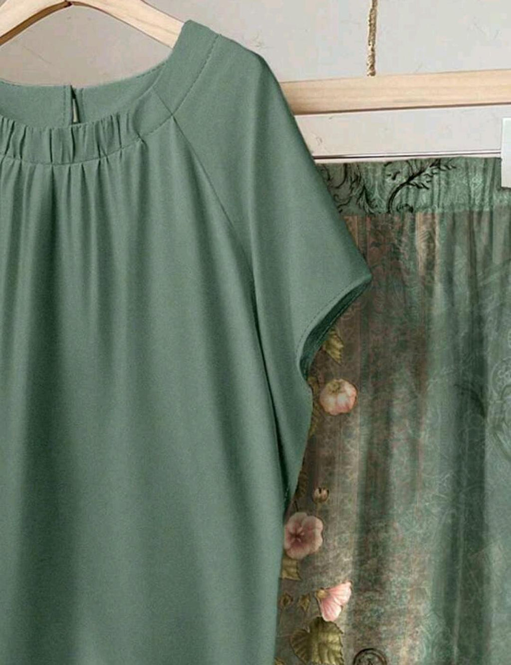 Rusticease Conjunto de 2 piezas de talla grande con blusa unicolor casual y falda con estampado floral.