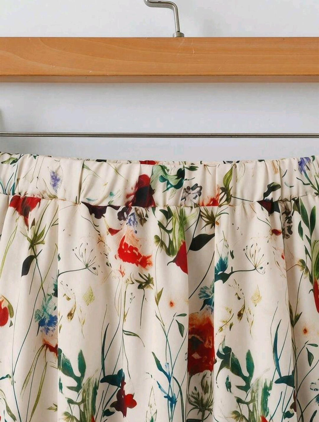 EMERY ROSE Conjunto de 2 piezas talla grande para mujer: Blusa de manga murciélago de unicolor y falda con estampado floral.
