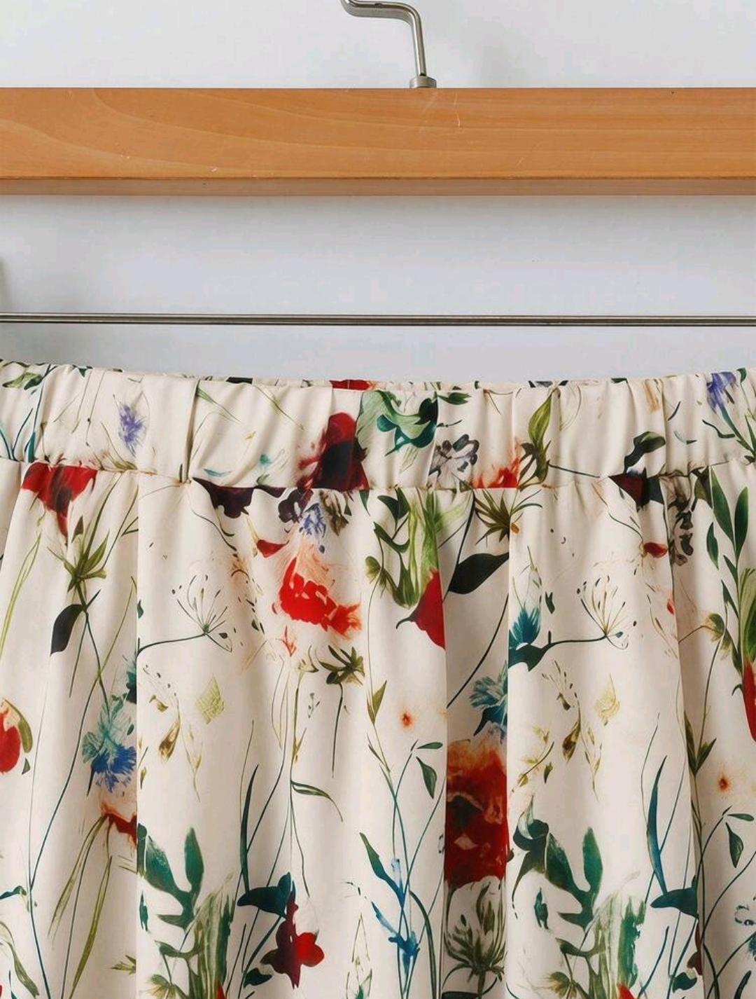 EMERY ROSE Conjunto de 2 piezas talla grande para mujer: Blusa de manga murciélago de unicolor y falda con estampado floral.