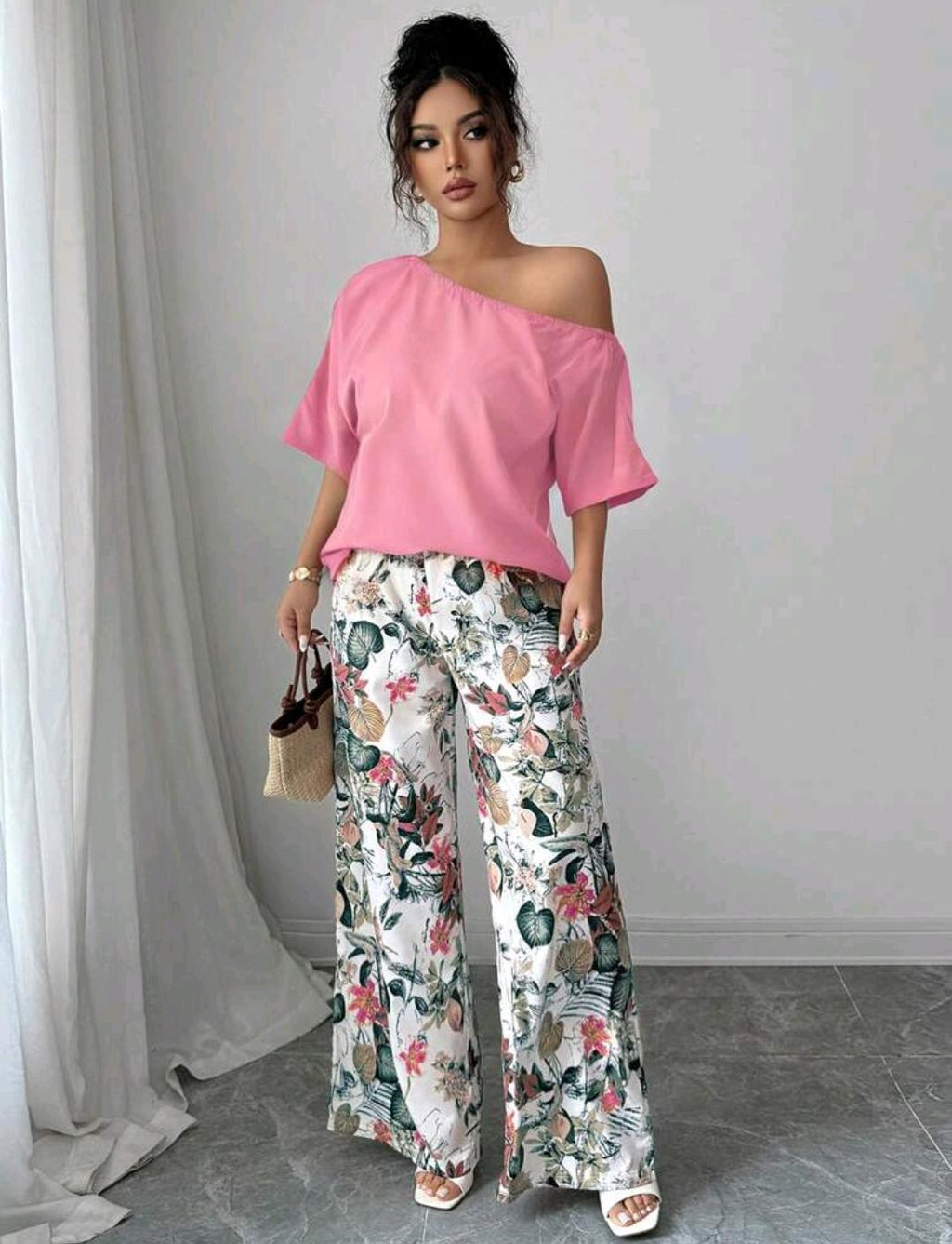 Set de 2 piezas con top de hombro asimétrico y pantalones con estampado floral